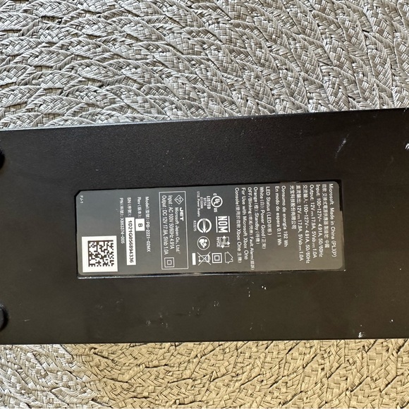 Xbox One Console with Power Supply & HDMI - Picture 5 of 6